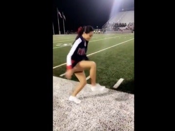 La cheerleader 'camina' en el aire
