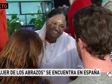 Amma, la 'mujer de los abrazos' Amma, la 'mujer de los abrazos'