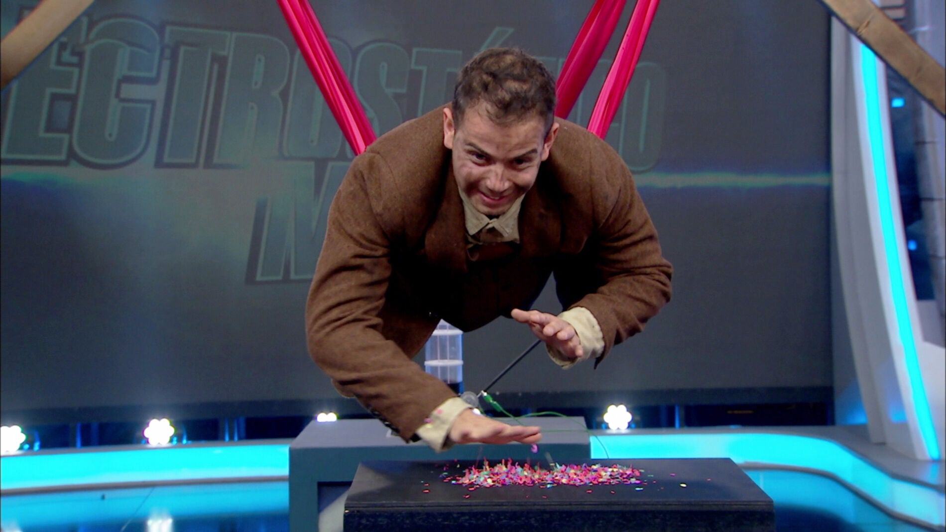 'El Hormiguero 3.0' crea a Electrost&aacute;ticoman, el superh&eacute;roe capaz de dominar la electricidad