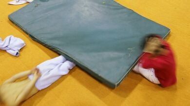 Un niño de 12 años muere por una mala caída durante la clase de gimnasia en un instituto de Barcelona