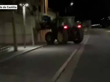 Revienta con un tractor la puerta de un bar, para que no lo cerraran Revienta con un tractor la puerta de un bar, para que no lo cerraran