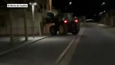Revienta con un tractor la puerta de un bar, para que no lo cerraran Revienta con un tractor la puerta de un bar, para que no lo cerraran