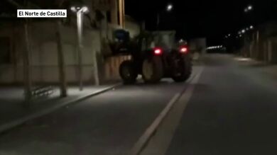Decide empotrar su tractor contra un bar para que no lo cierren y poder seguir jugando a las tragaperras