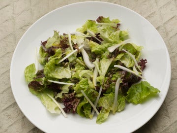 Ensalada de lechugas variadas, cebolleta y pipas de calabaza