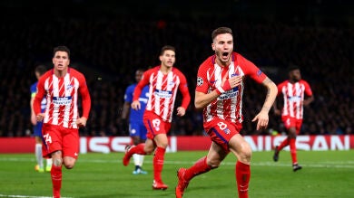 Saúl abre el marcador en Stamford Bridge con un remate de cabeza