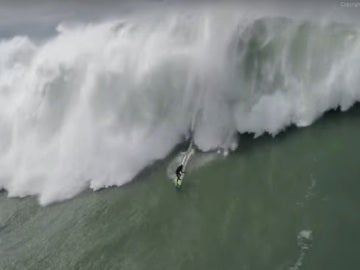 Pedro Vianna surfeando una ola en Praia do Norte