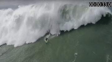 Pedro Vianna surfeando una ola en Praia do Norte