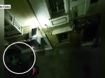 Atraco "a patadas" en un comercio en Cádiz Atraco "a patadas" en un comercio en Cádiz