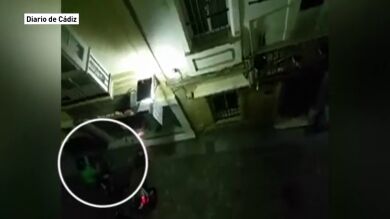 Dos atracadores intentan sin éxito romper a patadas las persianas de un local para un robar en él