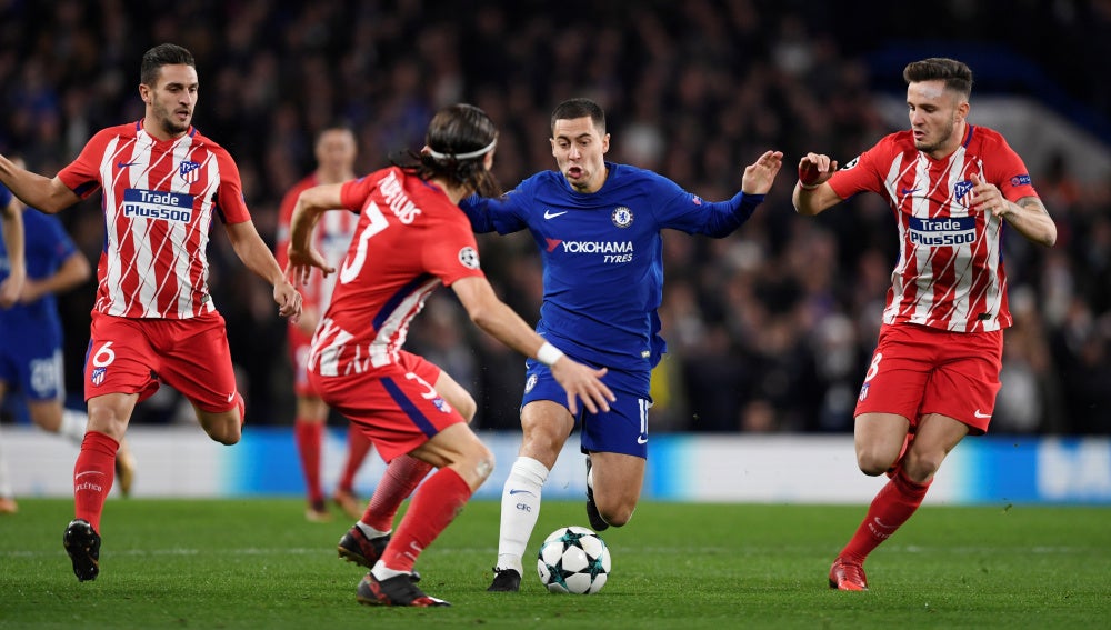 Hazard controla un balón ante Filipe, Koke y Saúl