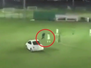 Un coche a punto de atropellar a varios jugadores en Abu Dhabi