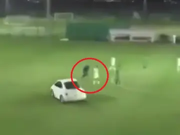 Un coche a punto de atropellar a varios jugadores en Abu Dhabi Un coche a punto de atropellar a varios jugadores en Abu Dhabi