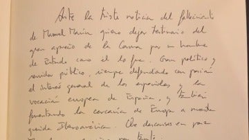 Firma de Felipe VI en el libro de condolencias por el fallecimiento de Manuel Marín