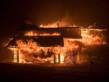 Una casa es devorada por las llamas, durante el incendio bautizado como 'Thomas Fire', en Ventura, sur de California