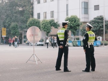 Varios agentes de policía en China