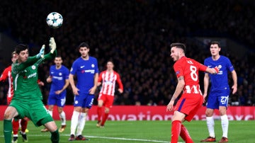 Saúl remata ante Courtois para hacer el 0-1 en Stamford Bridge