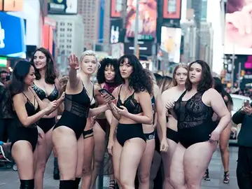 Las modelos posan en Times Square Las modelos posan en Times Square
