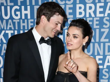 La mirada de Ashton Kutcher a Mila Kunis La mirada de Ashton Kutcher a Mila Kunis