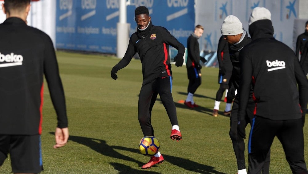Dembélé ya toca balón con sus compañeros en el entrenamiento
