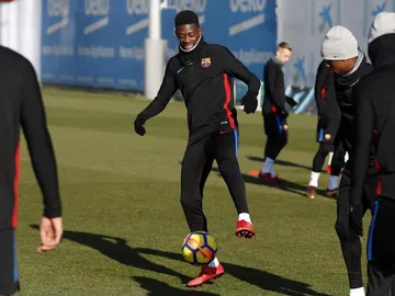 Dembélé ya toca balón con sus compañeros en el entrenamiento Dembélé ya toca balón con sus compañeros en el entrenamiento