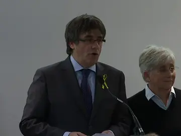 Puigdemont: "Se comienza retirando la euroorden y acabarán retirando el 155 y la represión" Puigdemont: "Se comienza retirando la euroorden y acabarán retirando el 155 y la represión"