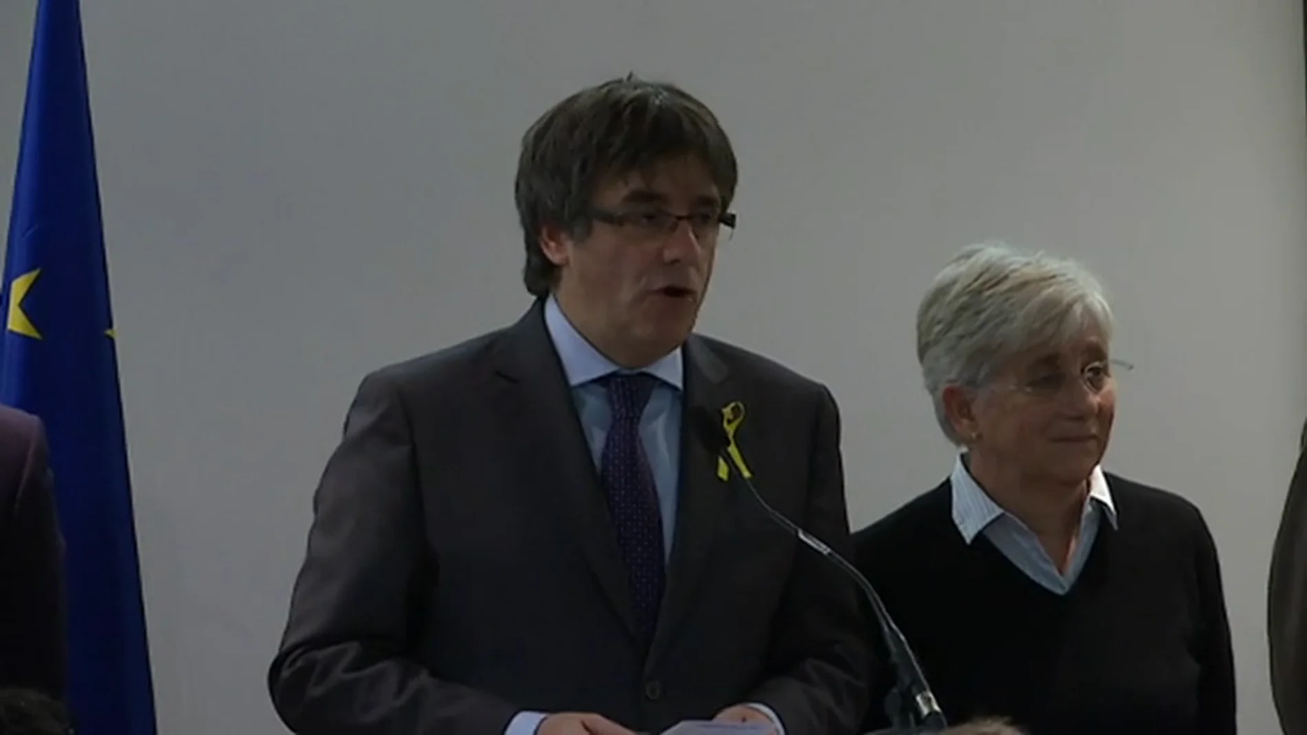 Puigdemont: "Se comienza retirando la euroorden y acabarán retirando el 155 y la represión" Puigdemont: "Se comienza retirando la euroorden y acabarán retirando el 155 y la represión"