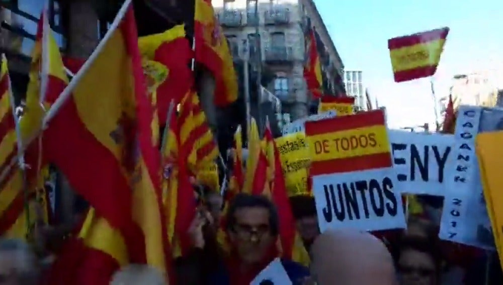 Miles de personas se manifiestan en Barcelona en defensa de la Constitución 
