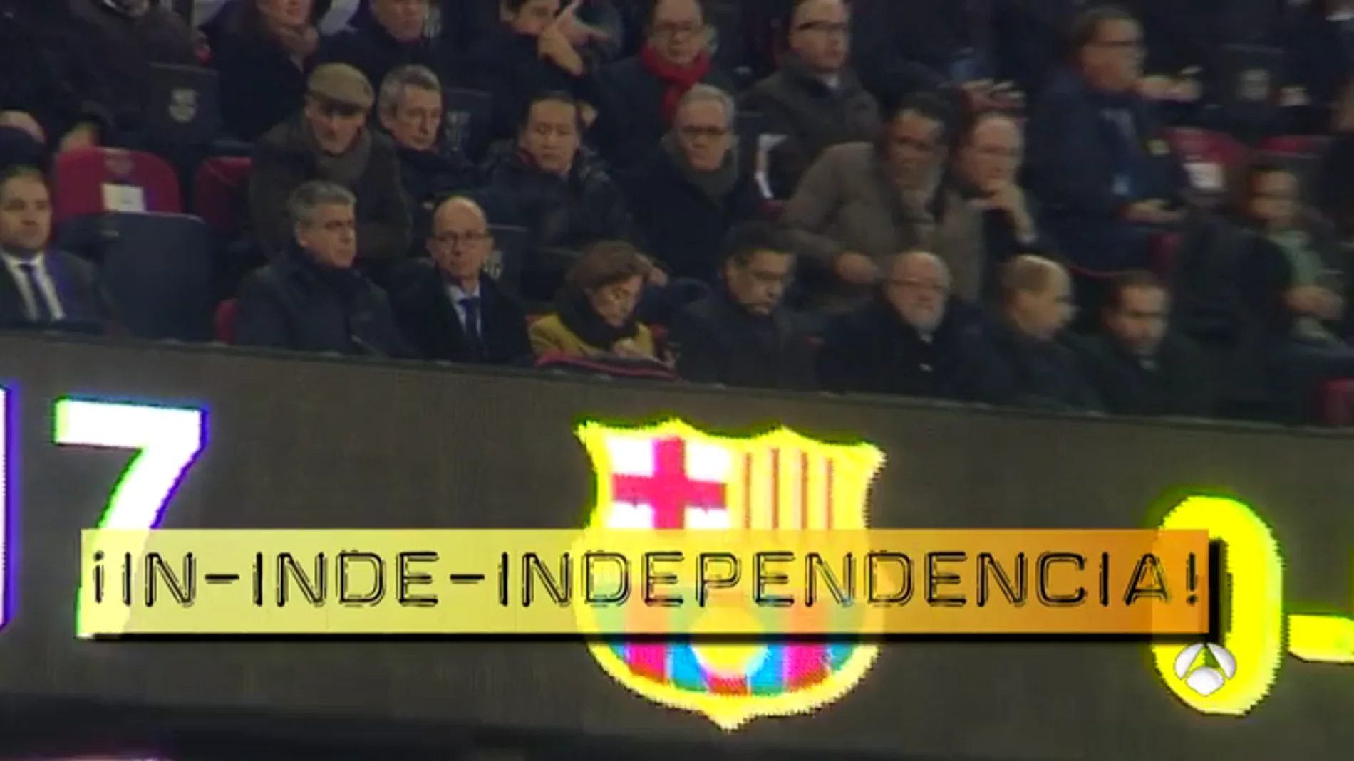Carme Forcadell se sentó al lado de Bartomeu en el palco durante el Barcelona-Sporting
