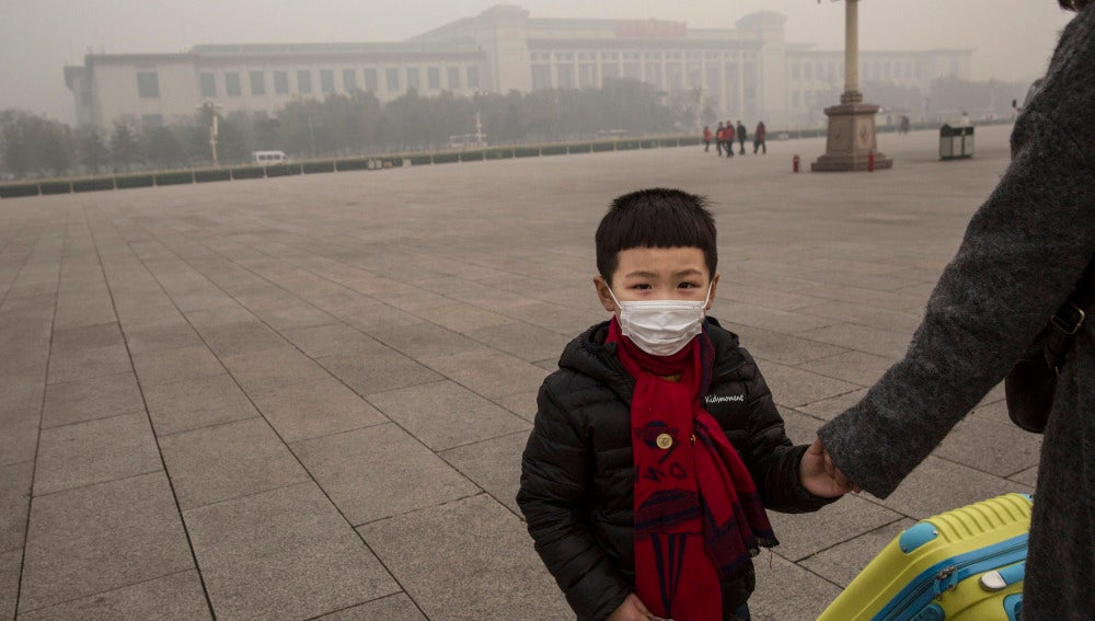 Un niño se protege de la contaminación