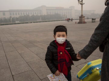 Un niño se protege de la contaminación