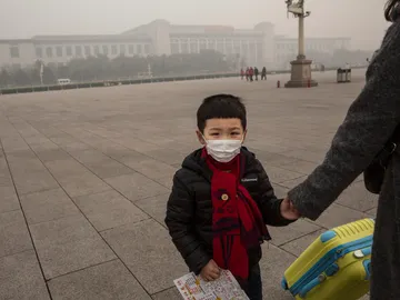 Un niño se protege de la contaminación Un niño se protege de la contaminación