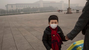 Un niño se protege de la contaminación