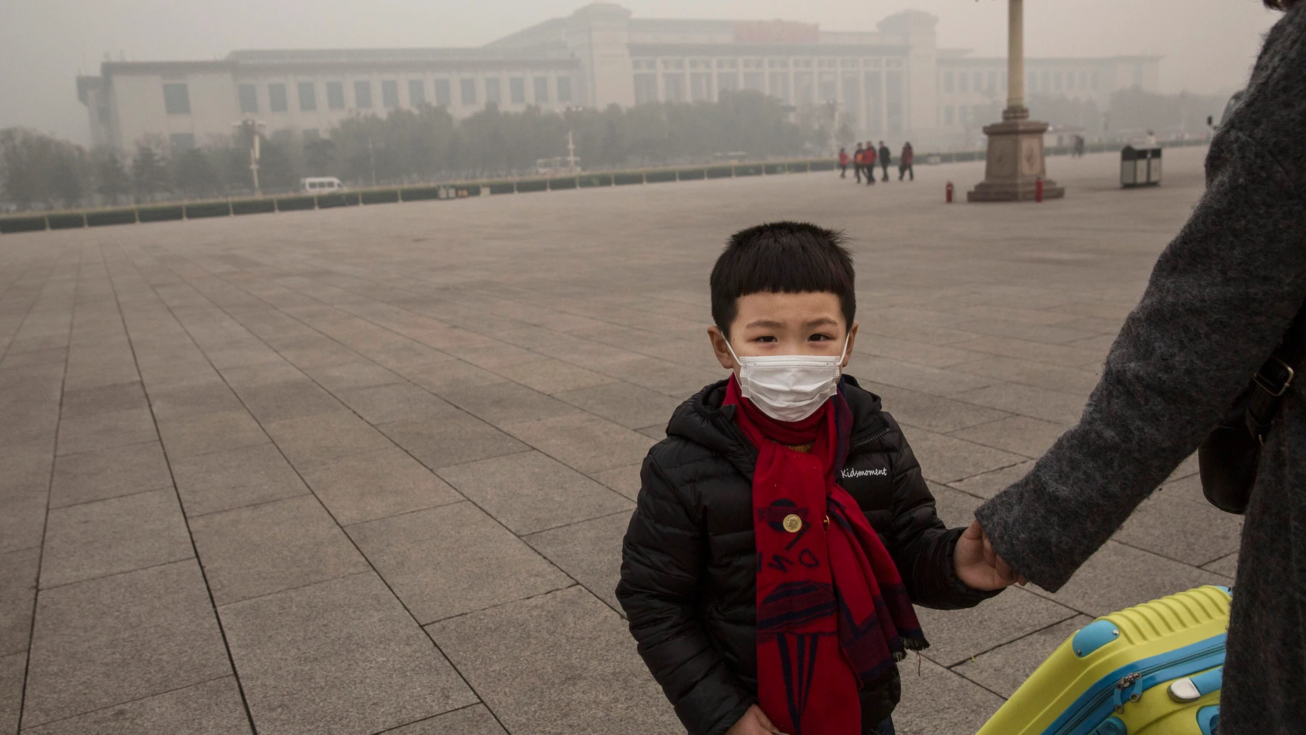 Un niño se protege de la contaminación Un niño se protege de la contaminación