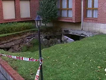 Desalojan a una quincena de vecinos de Getxo por el hundimiento de la parte del techo de un garaje Desalojan a una quincena de vecinos de Getxo por el hundimiento de la parte del techo de un garaje