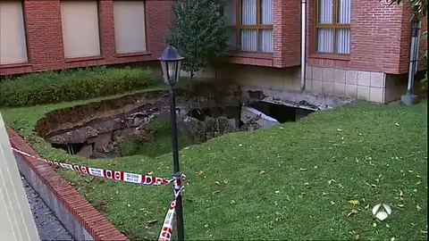 Desalojan a una quincena de vecinos de Getxo por el hundimiento de la parte del techo de un garaje Desalojan a una quincena de vecinos de Getxo por el hundimiento de la parte del techo de un garaje