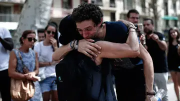 Una mujer abraza al familiar de una de las quince personas que perdieron la vida en el atentado de Las Rambas, en Barcelona Una mujer abraza al familiar de una de las quince personas que perdieron la vida en el atentado de Las Rambas, en Barcelona