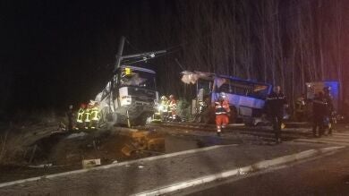Al menos cuatro adolescentes mueren en un accidente entre un autobús escolar y un tren en Francia