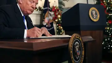Donald Trump firma el documento mediante el cual el gobierno de Estados Unidos reconoce formalmente a Jerusalén como la capital de Israel Donald Trump firma el documento mediante el cual el gobierno de Estados Unidos reconoce formalmente a Jerusalén como la capital de Israel