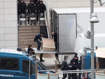 Efectivos policiales trasladan las obras del Museo de Lleida a Sijena Efectivos policiales trasladan las obras del Museo de Lleida a Sijena
