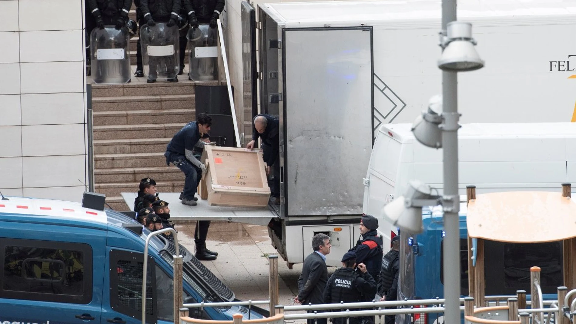 Efectivos policiales trasladan las obras del Museo de Lleida a Sijena Efectivos policiales trasladan las obras del Museo de Lleida a Sijena