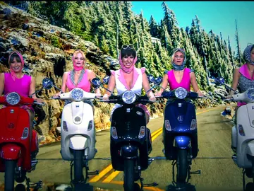 Una Diana Navarro motera homenajea a ‘Las Vespas’ en la piel de Concha Velasco Una Diana Navarro motera homenajea a ‘Las Vespas’ en la piel de Concha Velasco