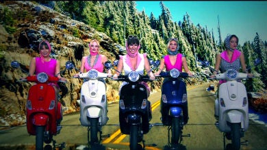 Una Diana Navarro motera homenajea a ‘Las Vespas’ en la piel de Concha Velasco 