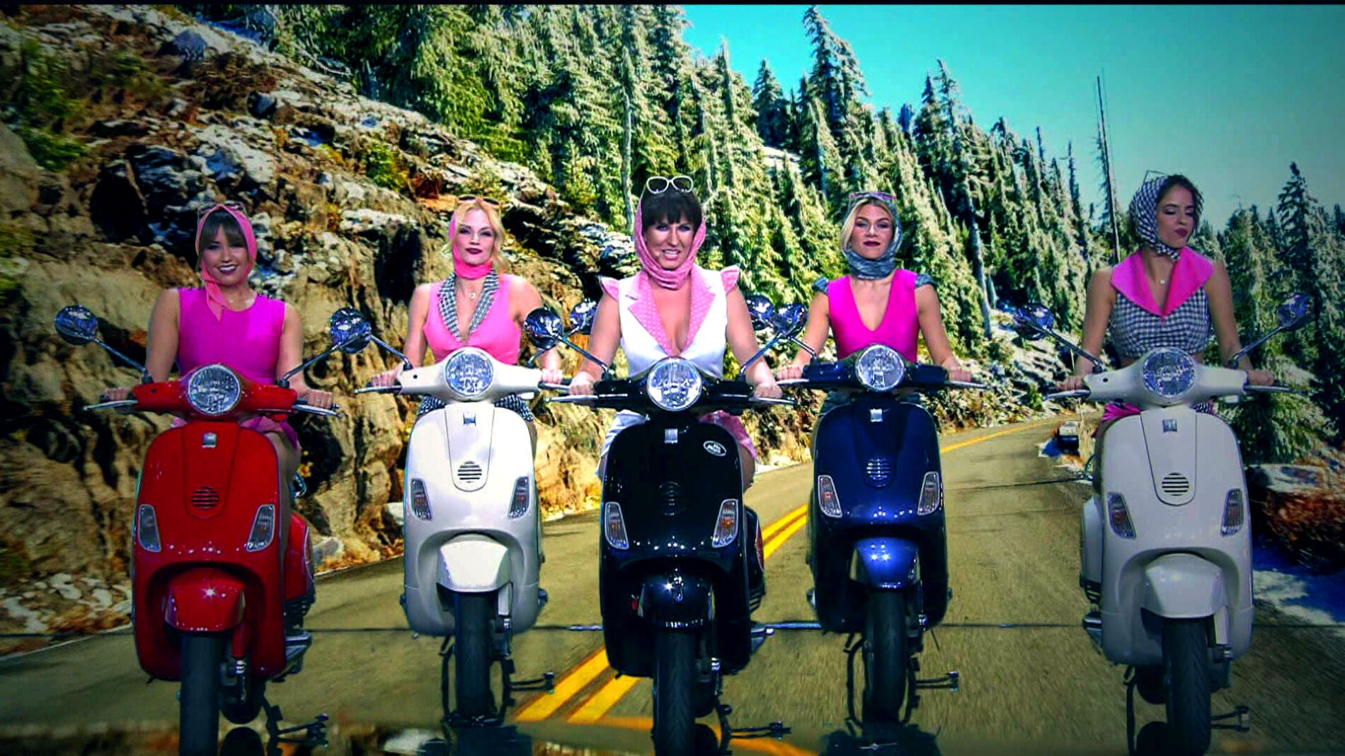 Una Diana Navarro motera homenajea a &lsquo;Las Vespas&rsquo; en la piel de Concha Velasco 