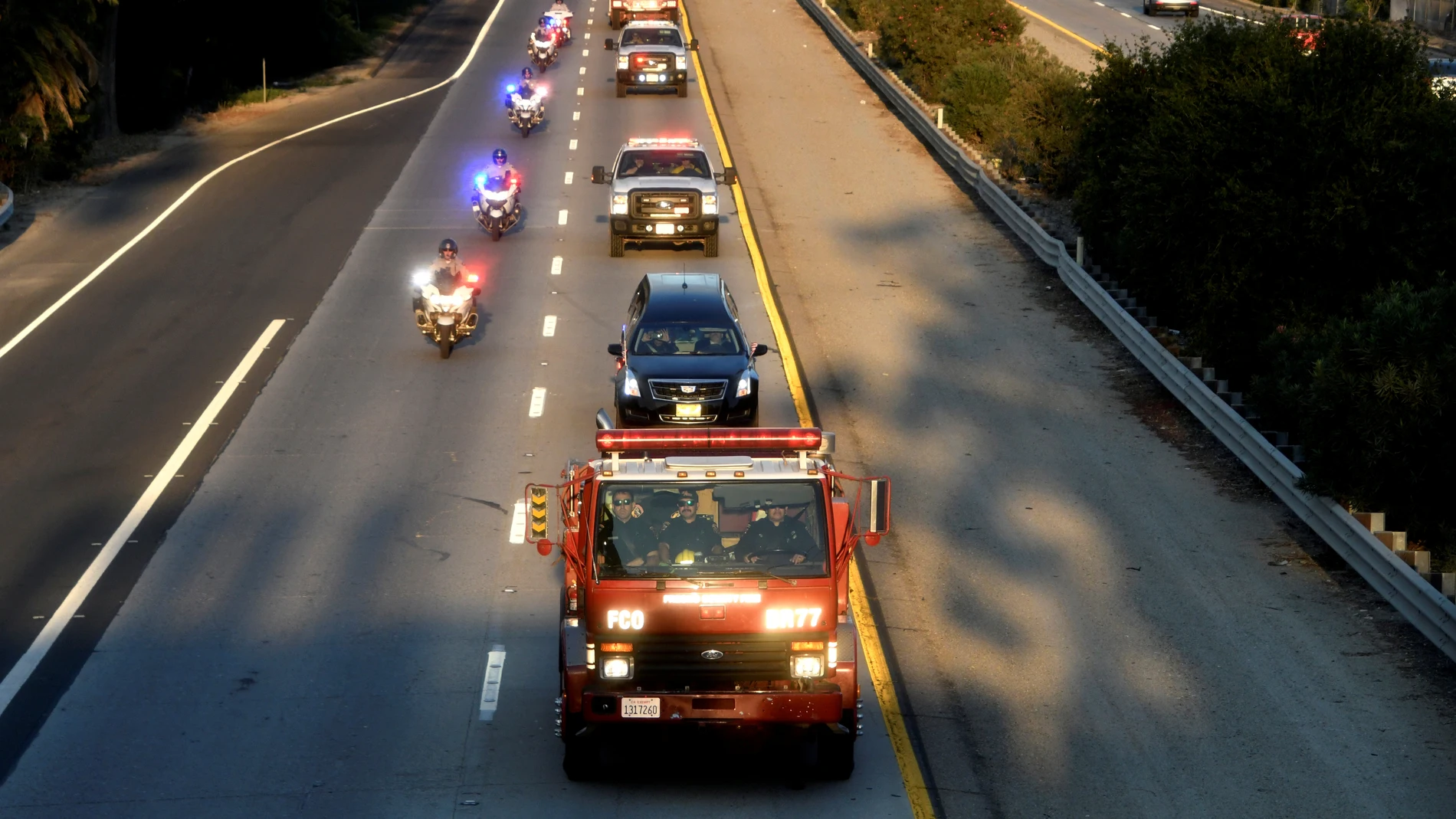 Comitiva de vehículos de bombero transportando el cuerpo del compañero fallecido Comitiva de vehículos de bombero transportando el cuerpo del compañero fallecido
