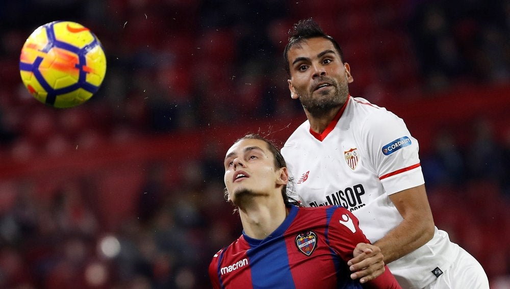 Mercado pelea por un balón con Antonio Luna