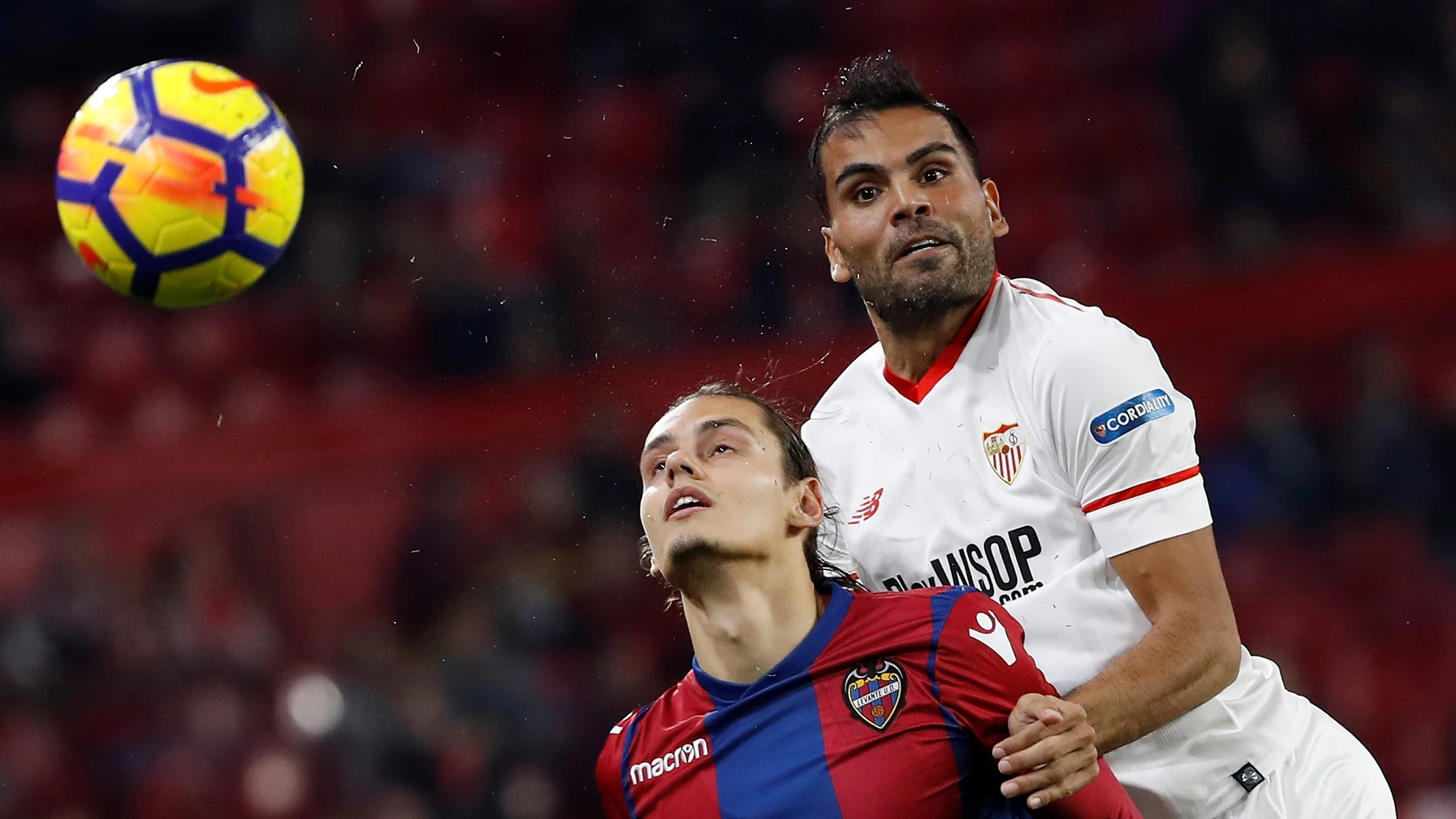 Mercado pelea por un balón con Antonio Luna Mercado pelea por un balón con Antonio Luna