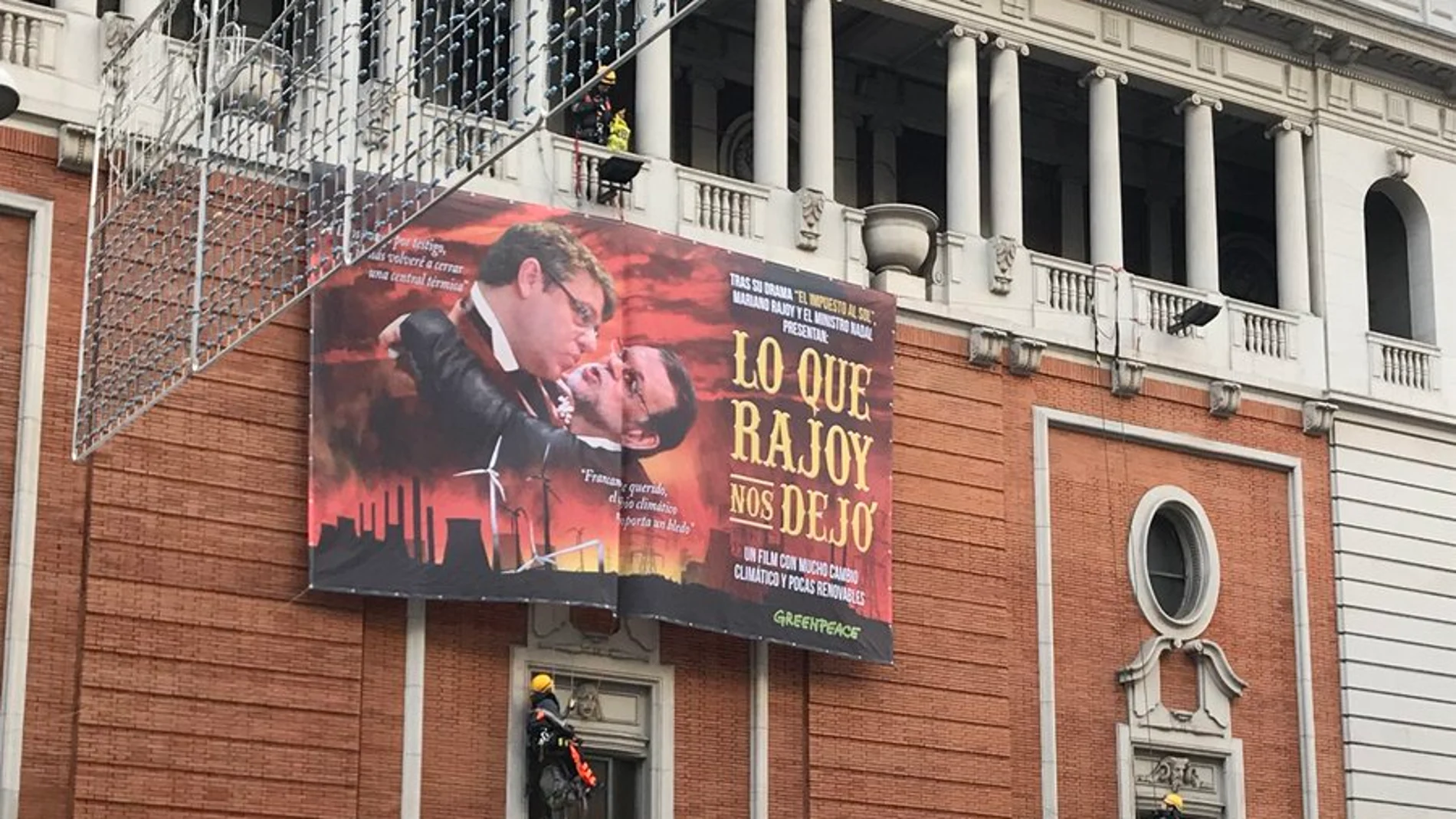 La pancarta de Greenpeace que critica a Rajoy y Nadal La pancarta de Greenpeace que critica a Rajoy y Nadal
