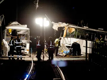 Accidente entre un autobús escolar y un tren en Francia Accidente entre un autobús escolar y un tren en Francia