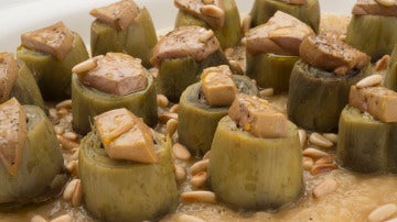 Alcachofas con foie y piñones