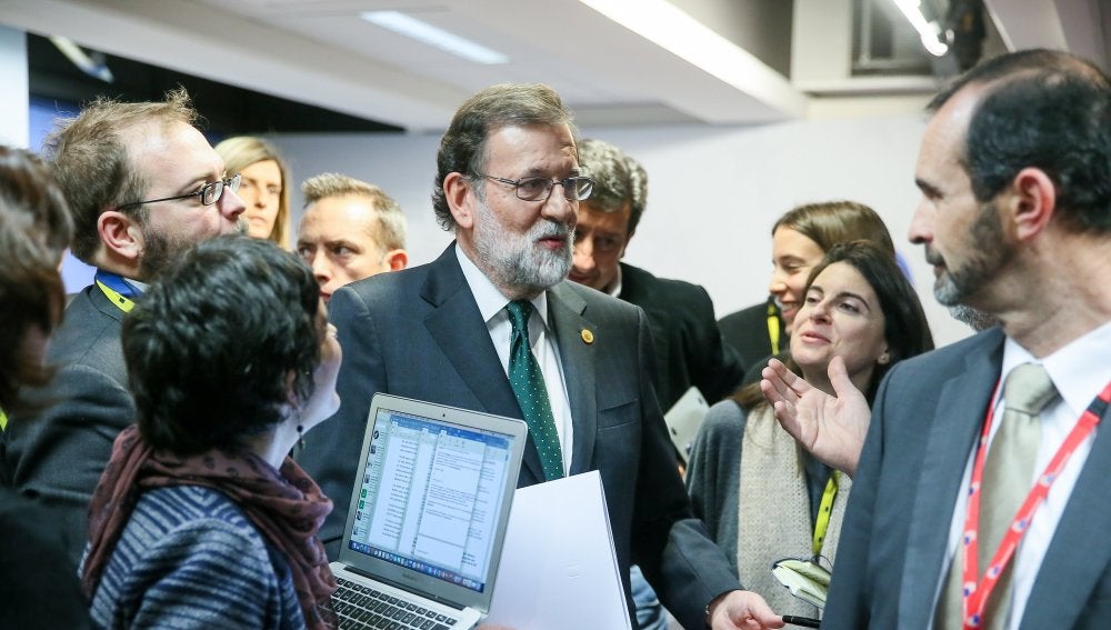 El presidente del Gobierno español, Mariano Rajoy, se dirige a los medios